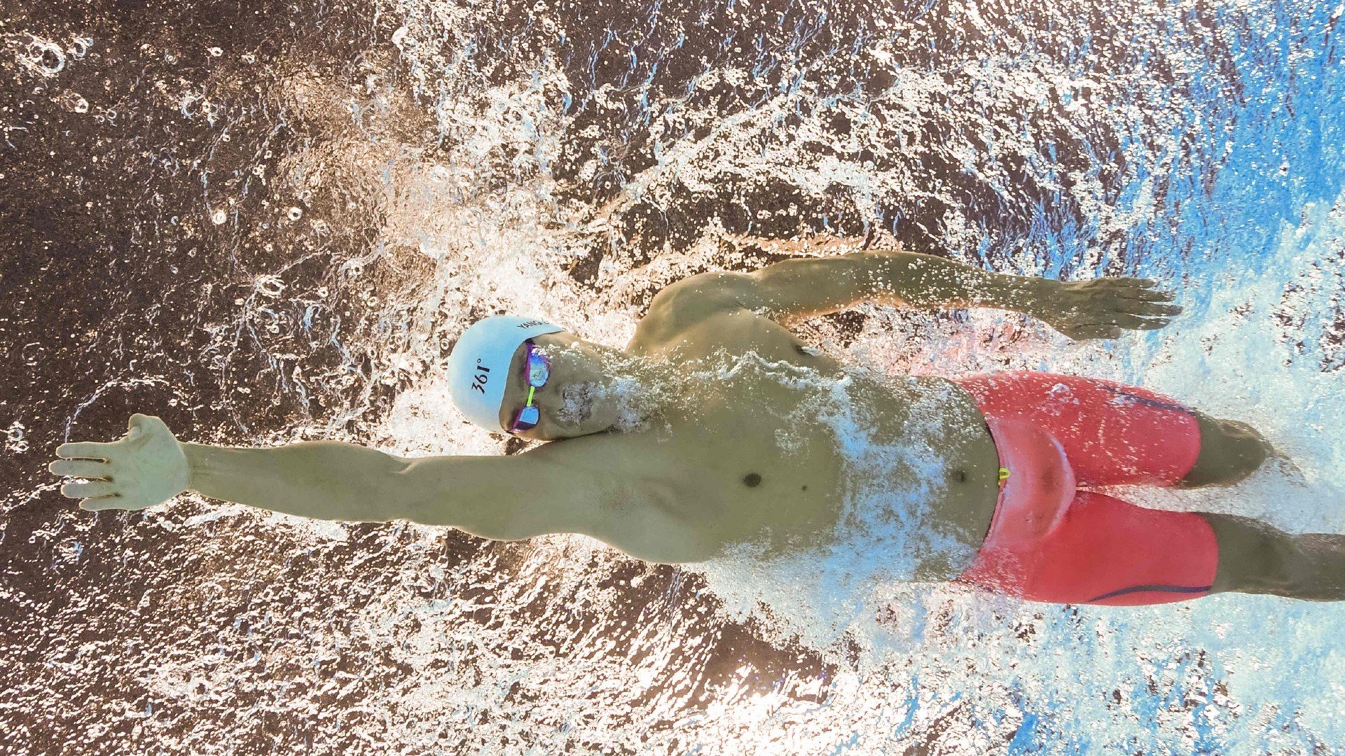 电竞赛场焦点！荷兰队对阵英格兰队，老将回归赛场，再度燃起斗志