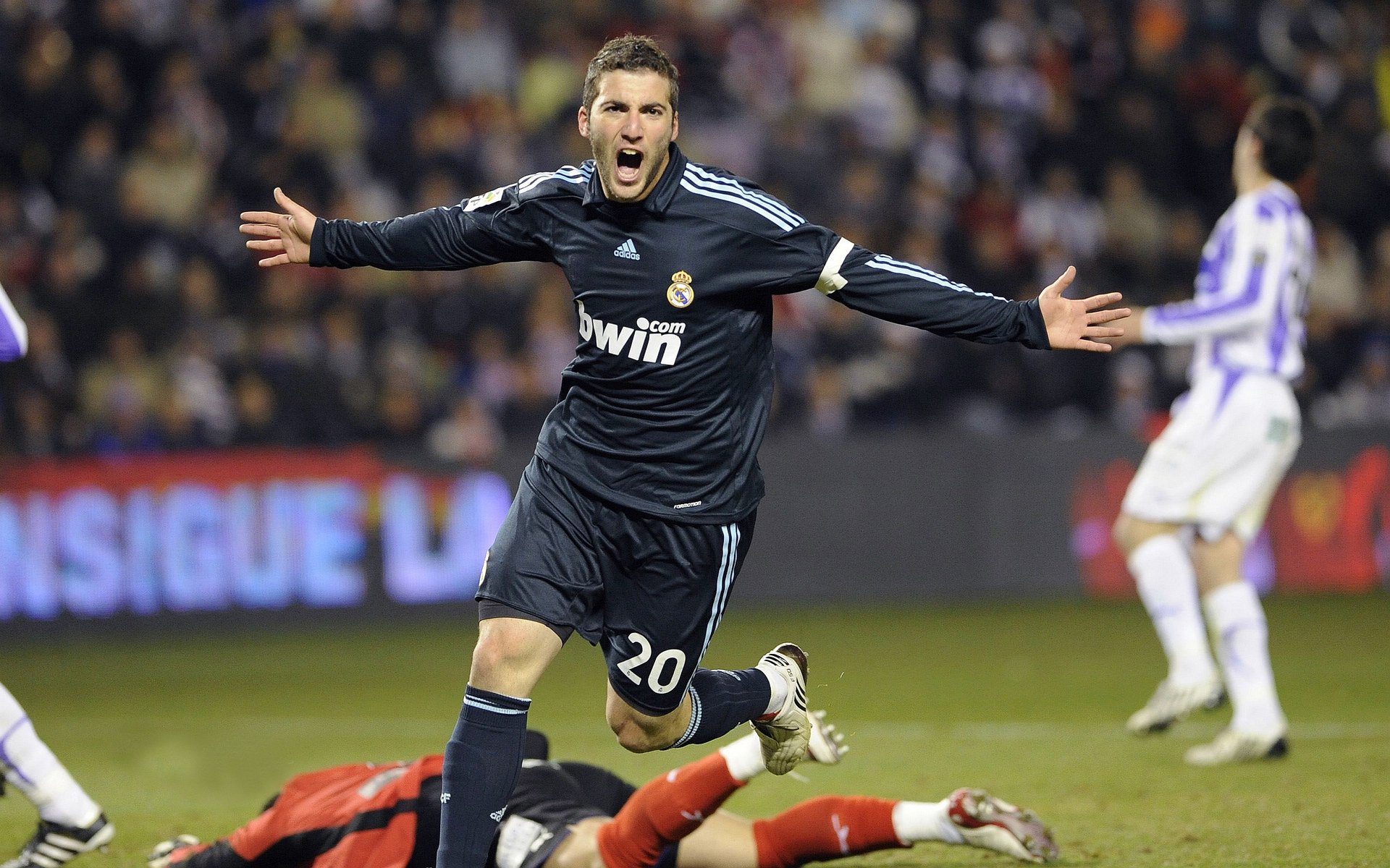 曼联首回合横扫拜仁慕尼黑，肖若腾砍下30记关键球，全场沸腾